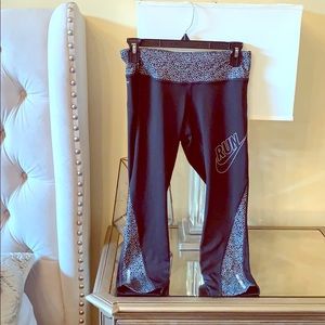 Nike Women’s Tight Fit Legging 708278-010